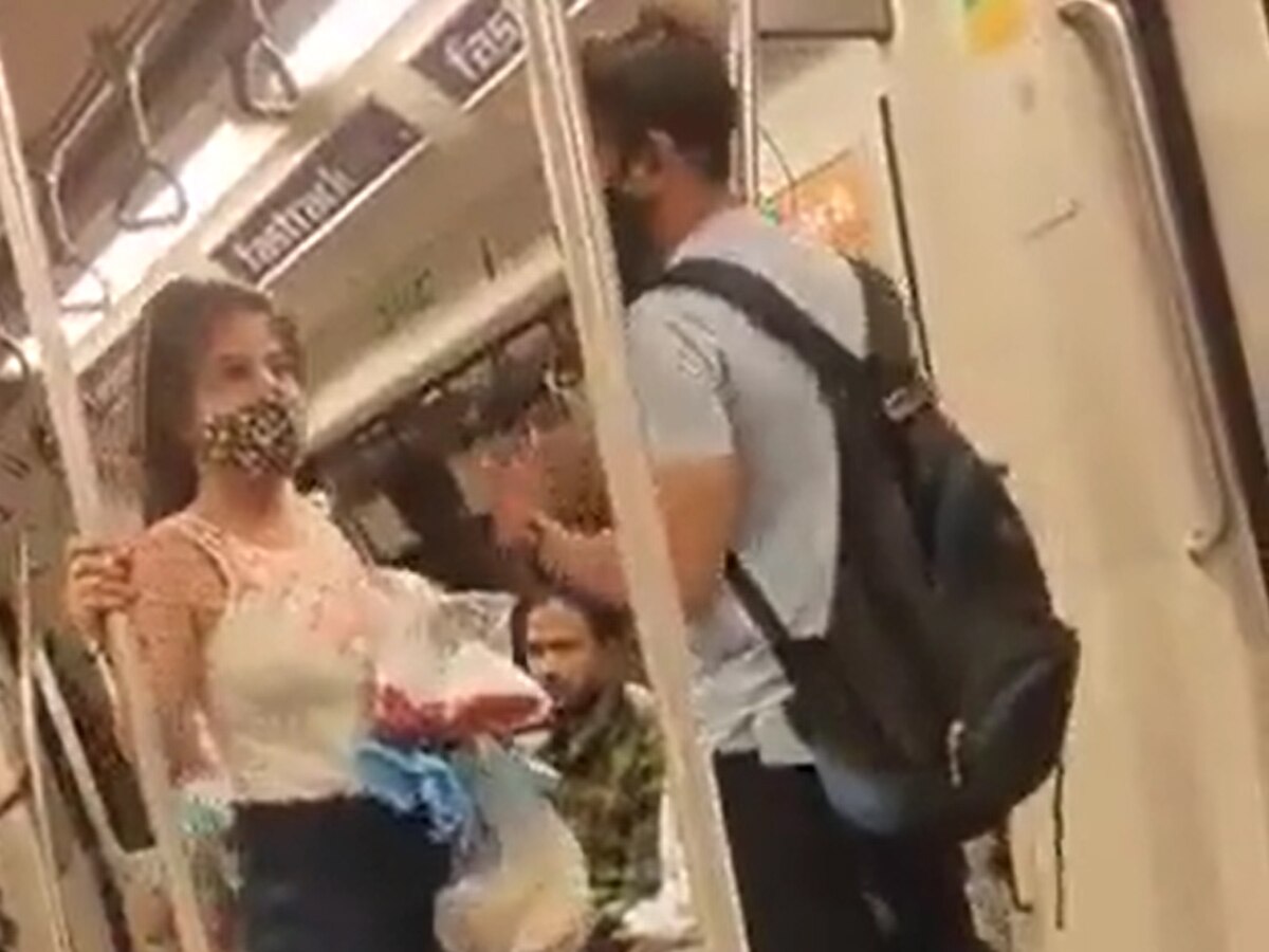 मेट्रो में कपल के बीच हुई बहस, फिर हुई थप्पड़ की बरसात, वायरल हुआ VIDEO