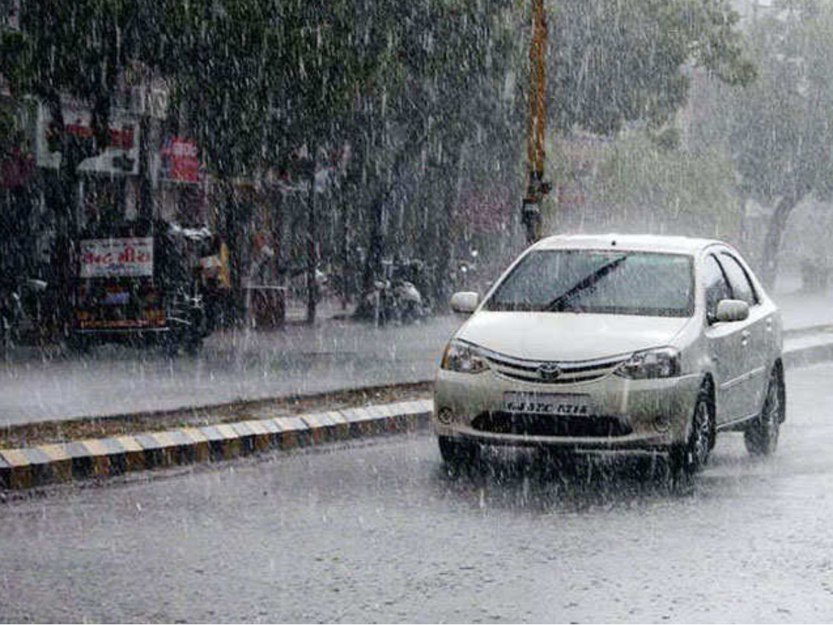 Monsoon News: बारिश के मौसम में कार चलाते वक्त इन बातों का रखें ध्यान