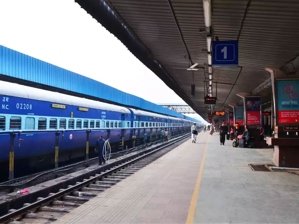 Longest Railway Platform: दुनिया का सबसे लंबा रेलवे प्लेटफार्म, चलते-चलते आ जाएंगे आंसू लेकिन नहीं मिलेगा छोर