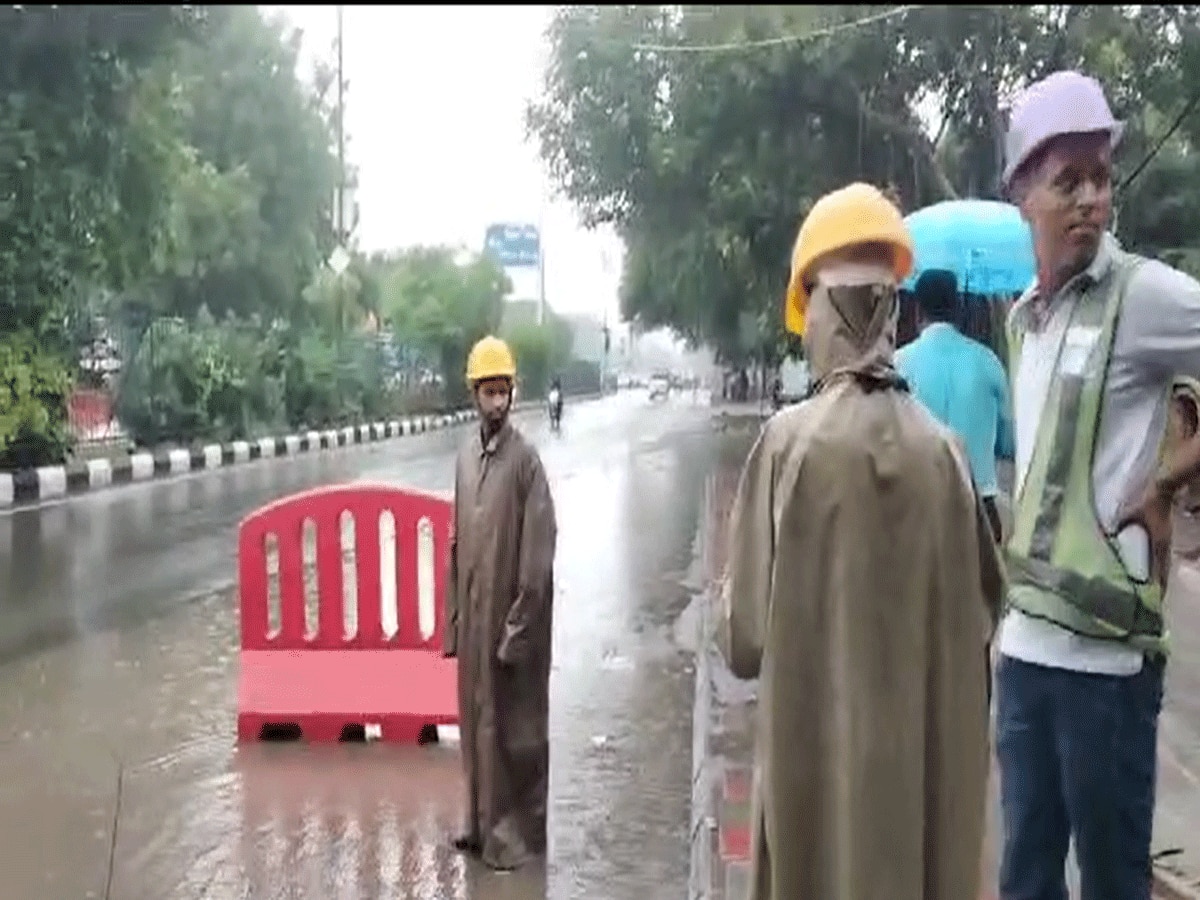 Delhi Rain Update: सुबह से हो रही बारिश से सड़कों पर न हो जलजमाव, मेट्रो के कर्मचारियों को लगाया गया कार्य पर