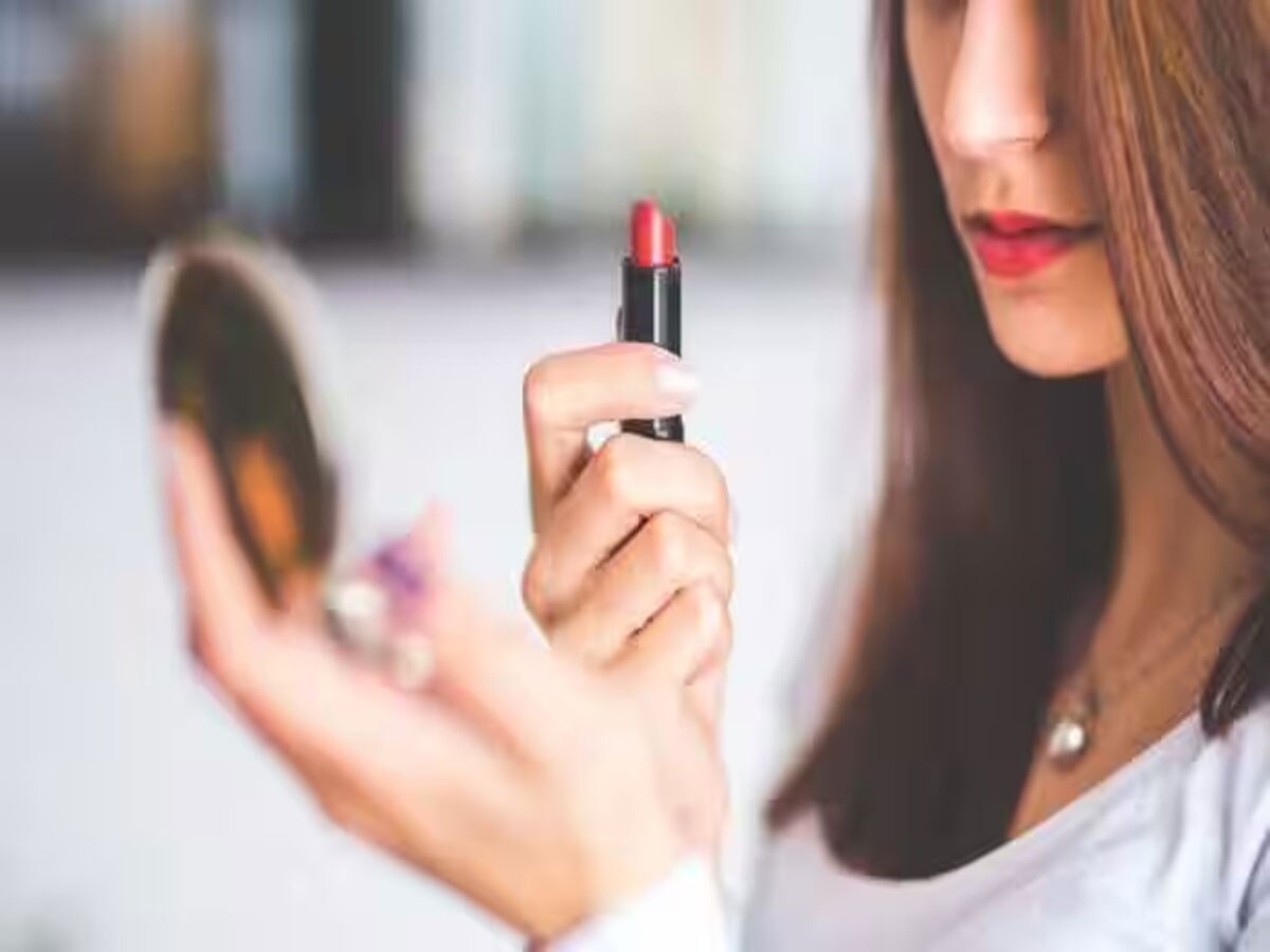 Lipstick Shade: राशि के अनुसार करें लिपस्टिक शेड का प्रयोग, खूबसूरती के साथ मिलेंगे कई फायदे