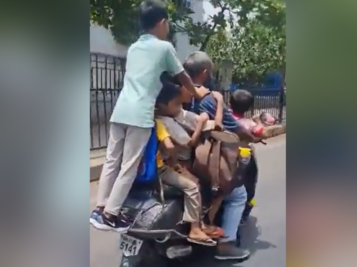 7 बच्चों को स्कूटी पर लेकर जाने वाले शख्स का वायरल हुआ वीडियो, गैर इरादतन हत्या की कोशिश के केस में गिरफ्तार
