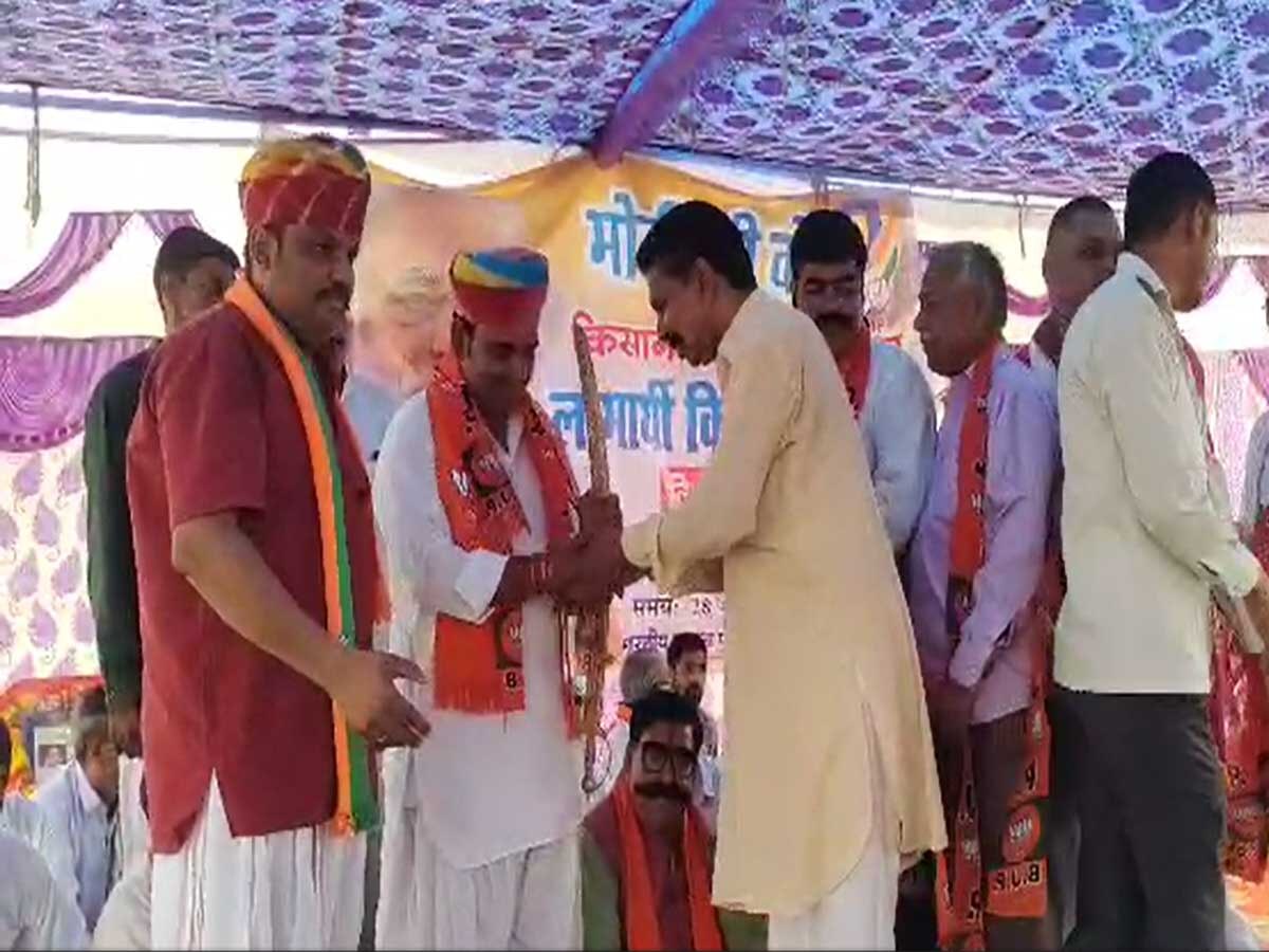 Alwar: किसान सम्मान लाभार्थी सम्मेलन में भाजपा ने किया अलावड़ा में 51 किसानों का सम्मान