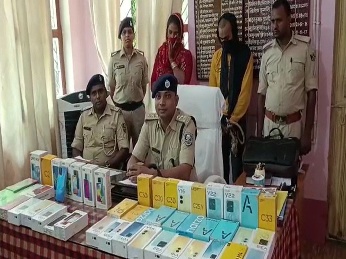 Kaimur News: चोरी के नए 48 फोन पुलिस ने किए जब्त, मुख्य आरोपी की पत्नी गिरफ्तार 