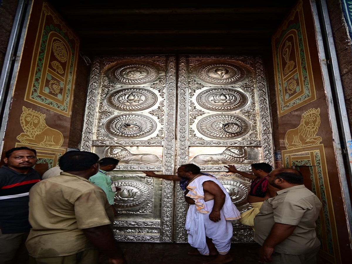 Puri News: ସରିଲା ଛାଉଣୀ କାର୍ଯ୍ୟ, ରୂପାରେ ଝଲସିଲା ଶ୍ରୀମନ୍ଦିର ସିଂହଦ୍ବାର Puri News: ସରିଲା ଛାଉଣୀ କାର୍ଯ୍ୟ, ରୂପାରେ ଝଲସିଲା ଶ୍ରୀମନ୍ଦିର ସିଂହଦ୍ବାର