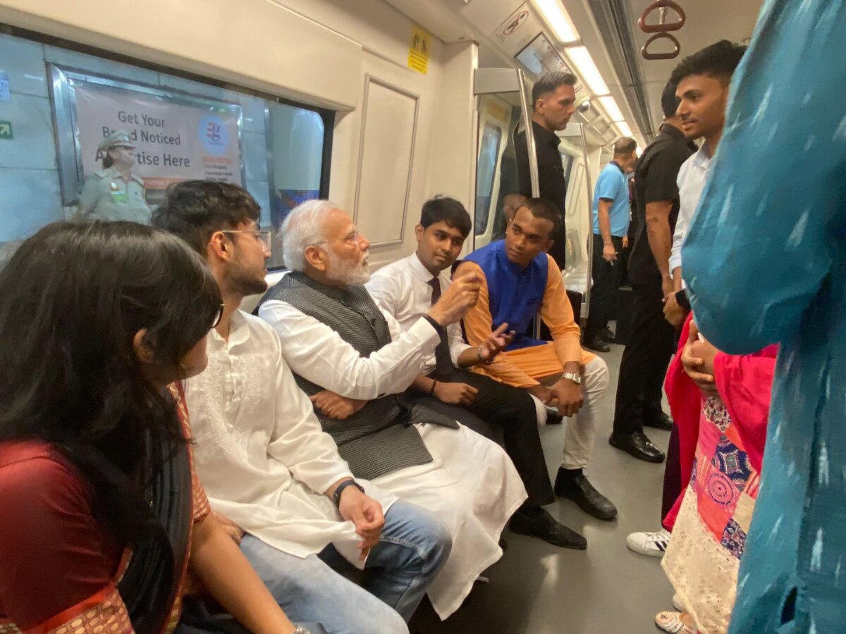 PM Modi in Metro: प्रधानमंत्री नरेंद्र मोदी ने की मेट्रो की सवारी, डीयू के शताब्दी समारोह में होंगे शामिल