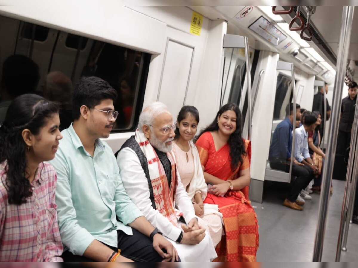 New Delhi: DU जाने के लिए मेट्रो से निकले PM मोदी, मेट्रो वालों को दिया सरप्राइज