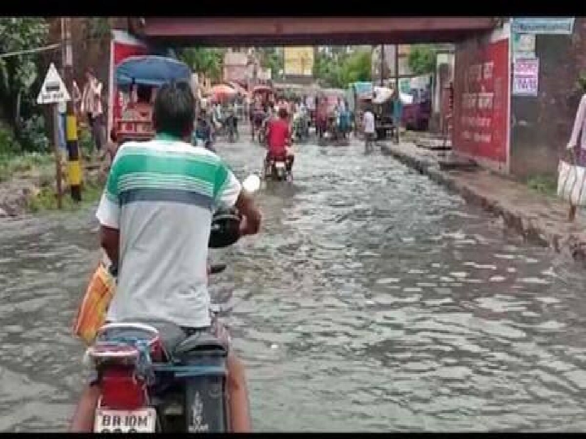 भागलपुर में हुई बारिश ने स्मार्ट सिटी की खोल दी पोल, नवनिर्मित सड़क धंसी