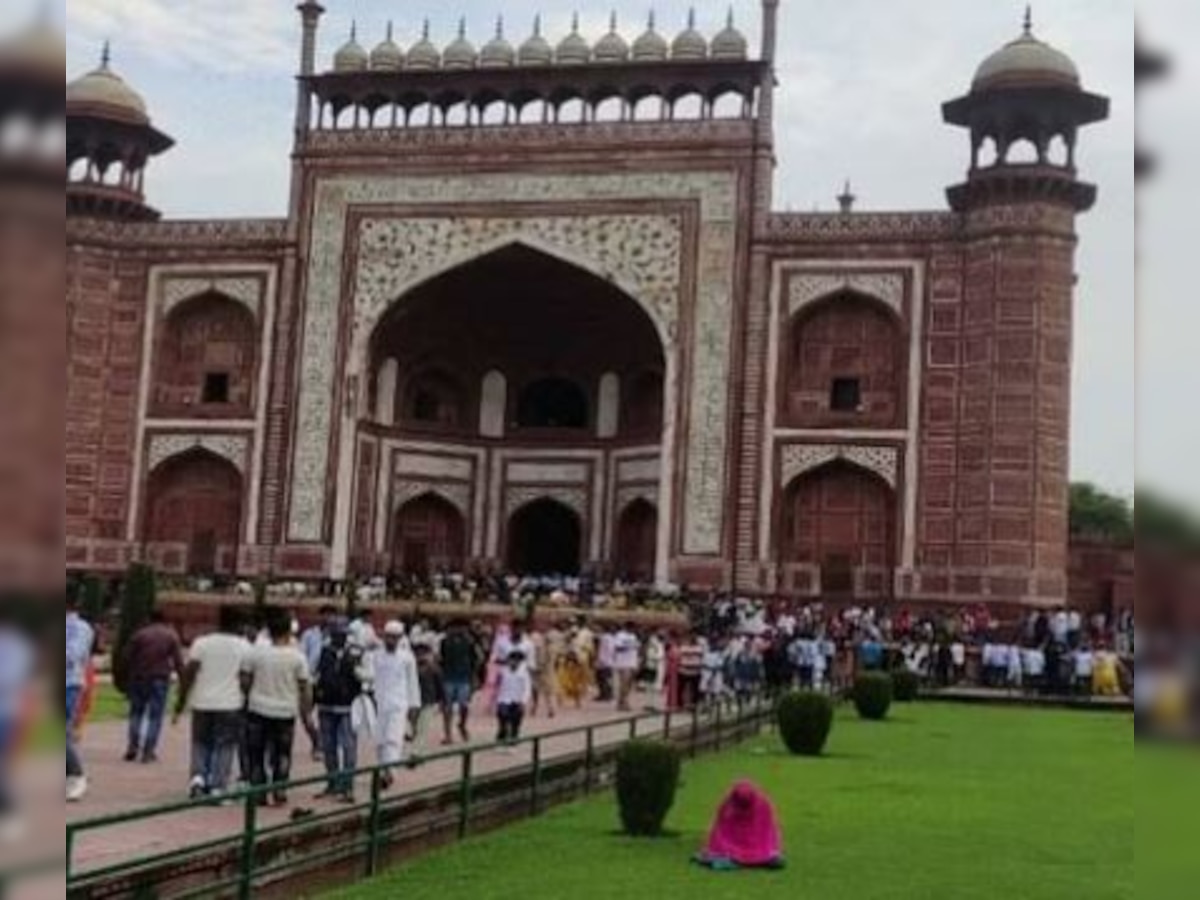 Agra:प्रतिबंध के बाद भी ताजमहल के सामने महिला ने पढ़ी नमाज, सुप्रीम कोर्ट ने लगाई है रोक