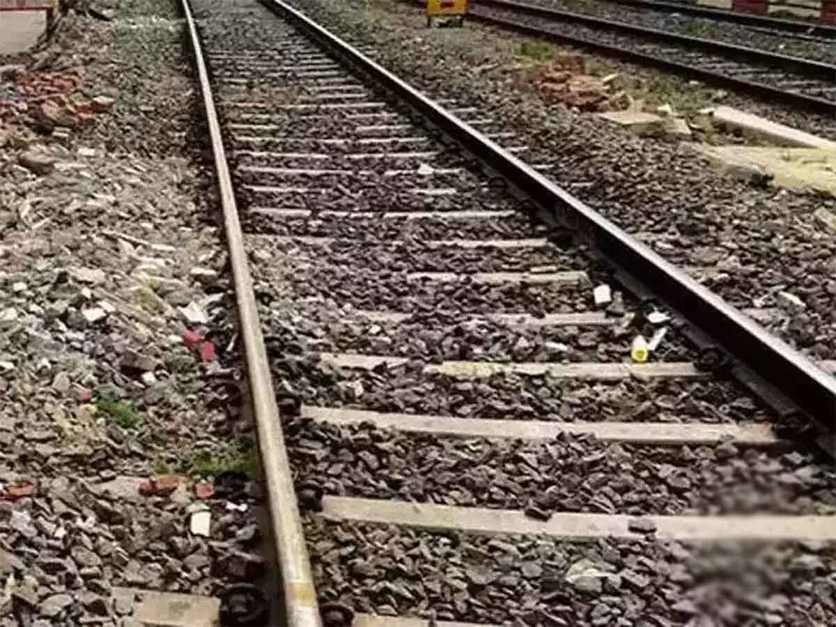 MP News: प्यार का दर्दनाक अंत! प्रेमी जोड़े ने ट्रेन के सामने कूदकर दी जान, जानिए मामला