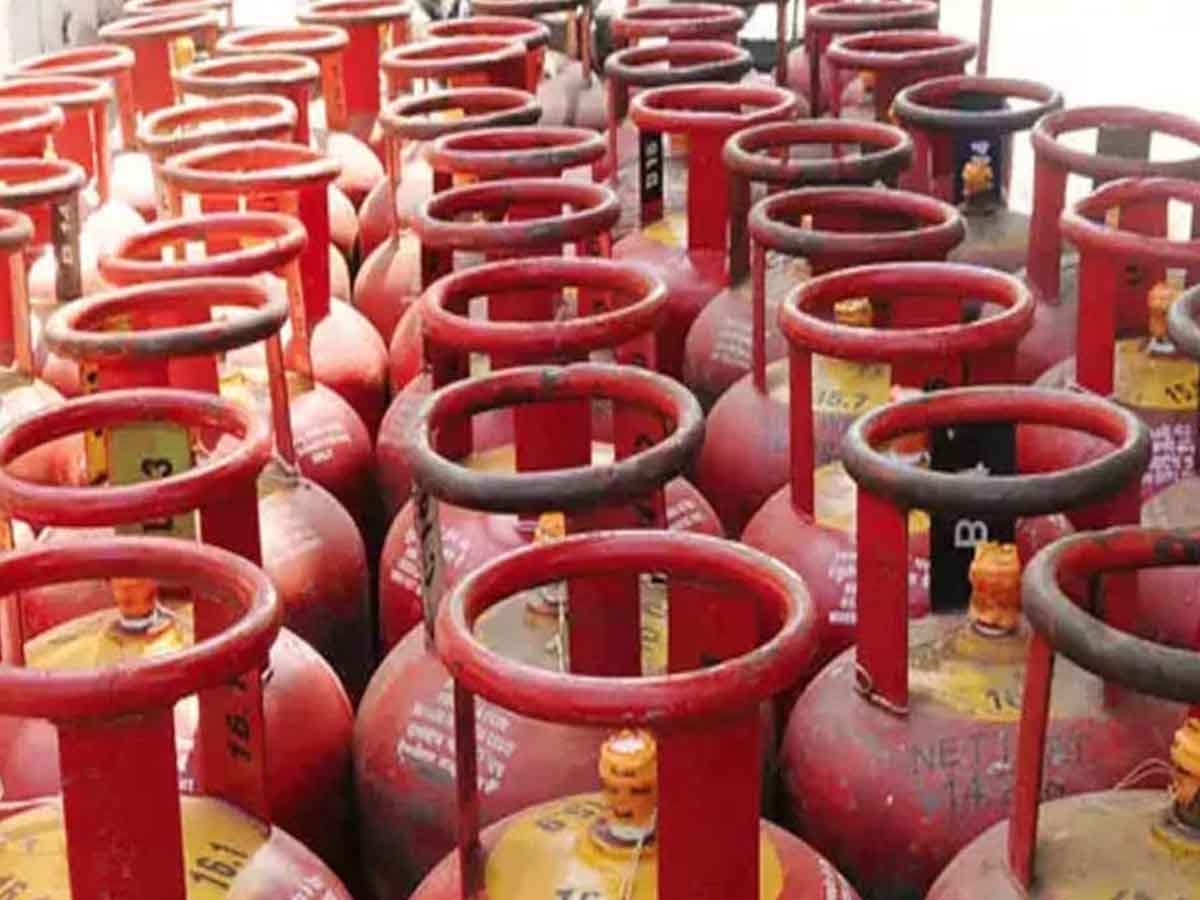 LPG Gas Cylinder Price: खुशखबरी! नहीं बदले गैस सिलेंडर के दाम, जानिए सस्ता हुआ या महंगा