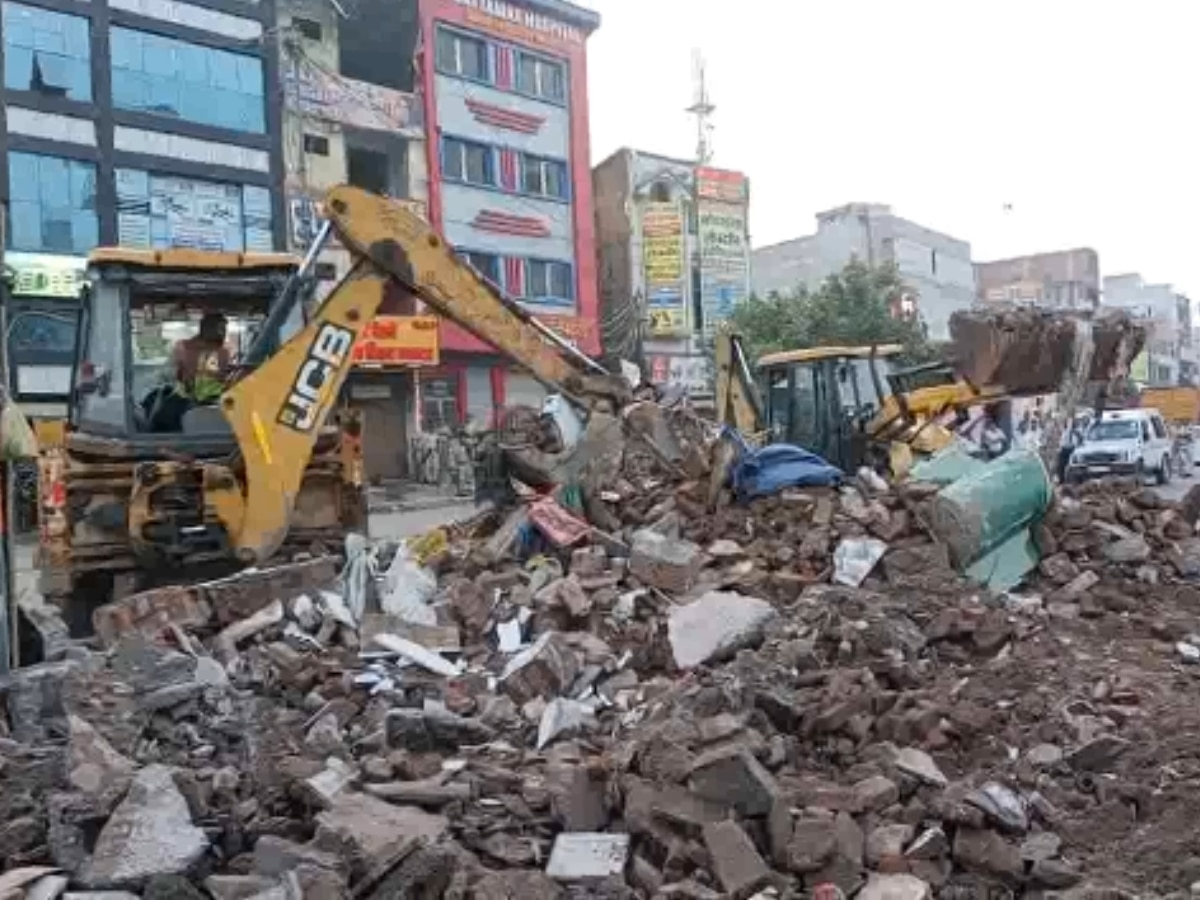 Temple Demolition: भजनपुरा में मंदिर और मजार को हटाने की कार्रवाई हुई शुरू, मूर्तियों को किया गया शिफ्ट 