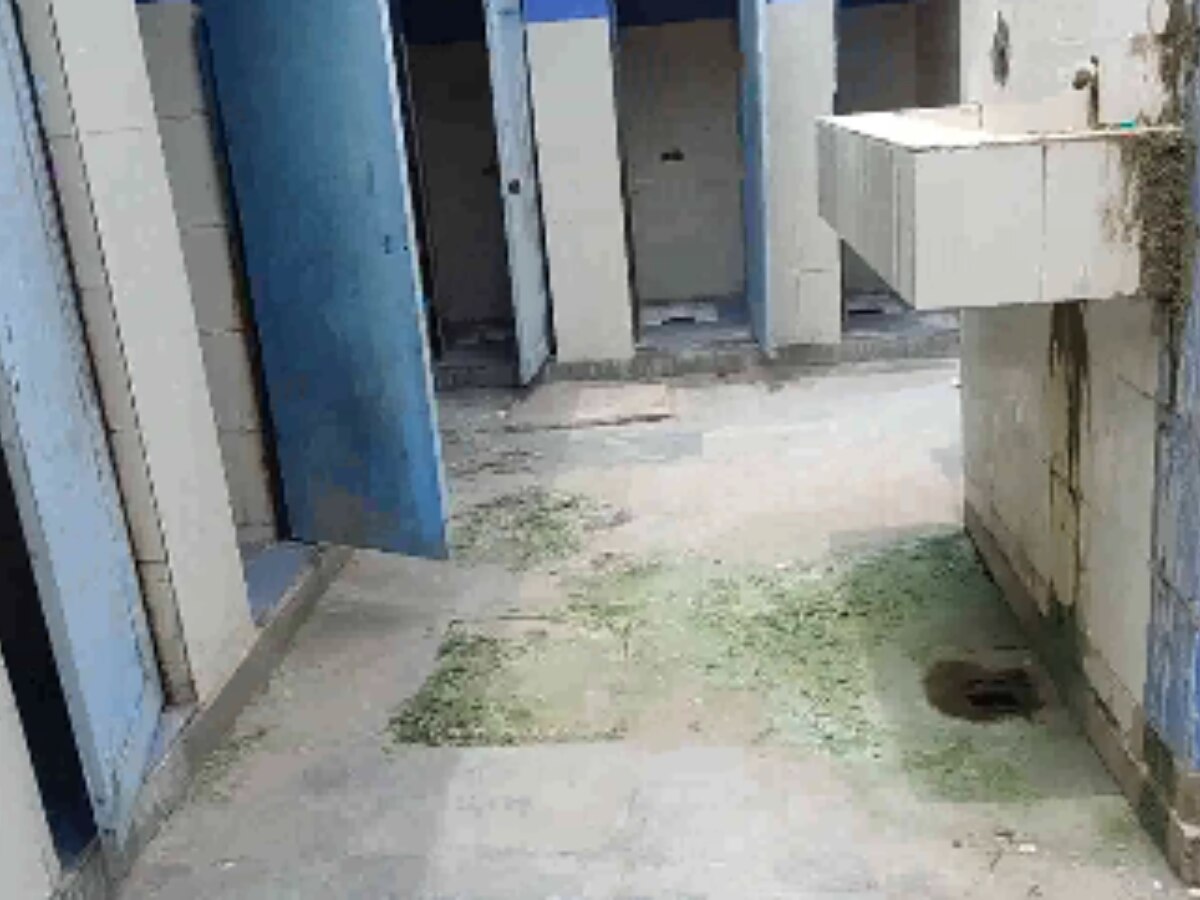 Delhi News: शाहबाद डेयरी में सार्वजनिक शौचालय बना नशेड़ियों का अड्डा, महिलाएं खुले में शौच करने पर मजबूर 
