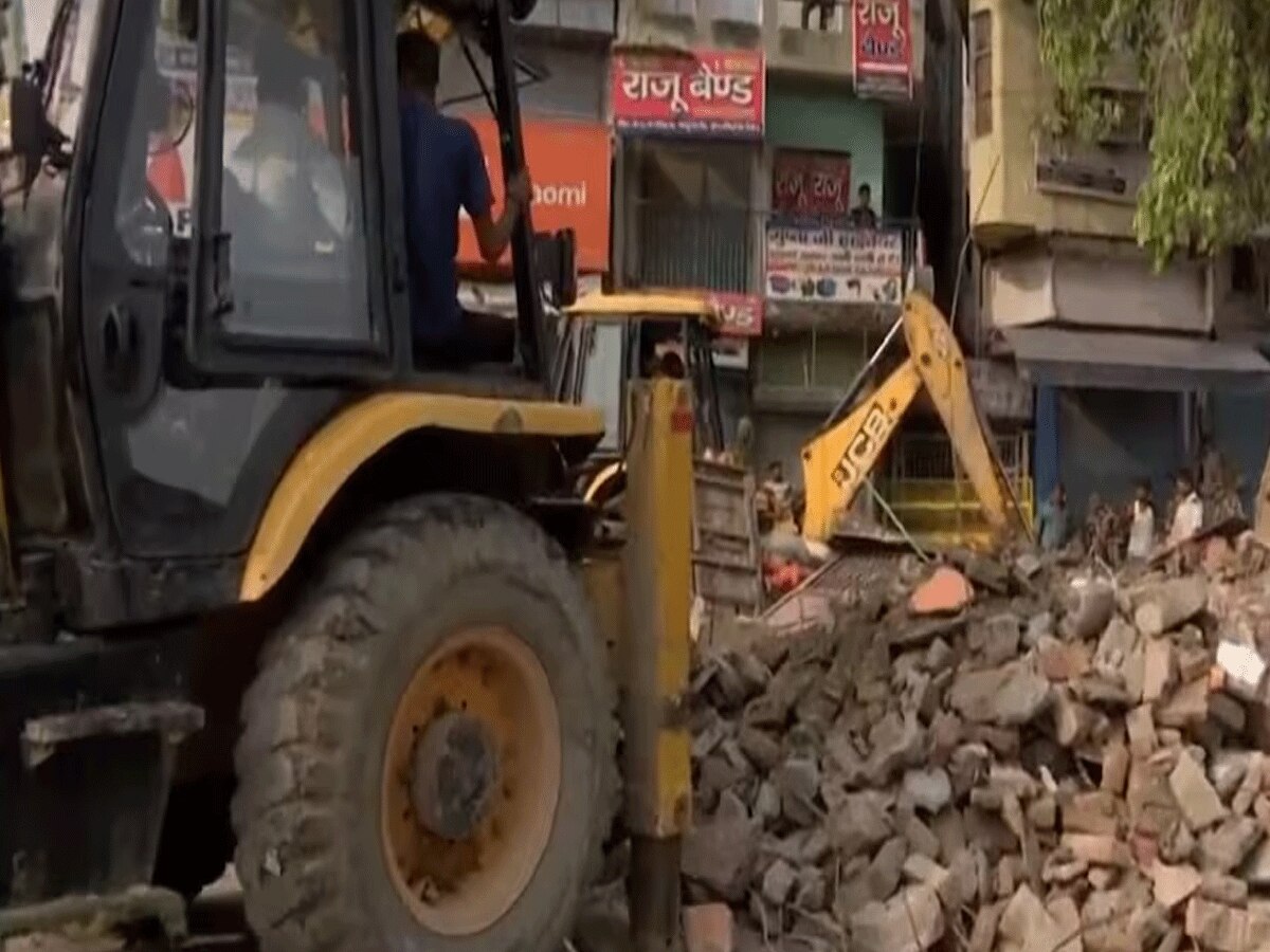 Delhi News: भजनपुरा में भारी संख्या में पैरामिलिट्री फोर्स मौजूद, मंदिर-दरगाह पर चला बुलडोजर