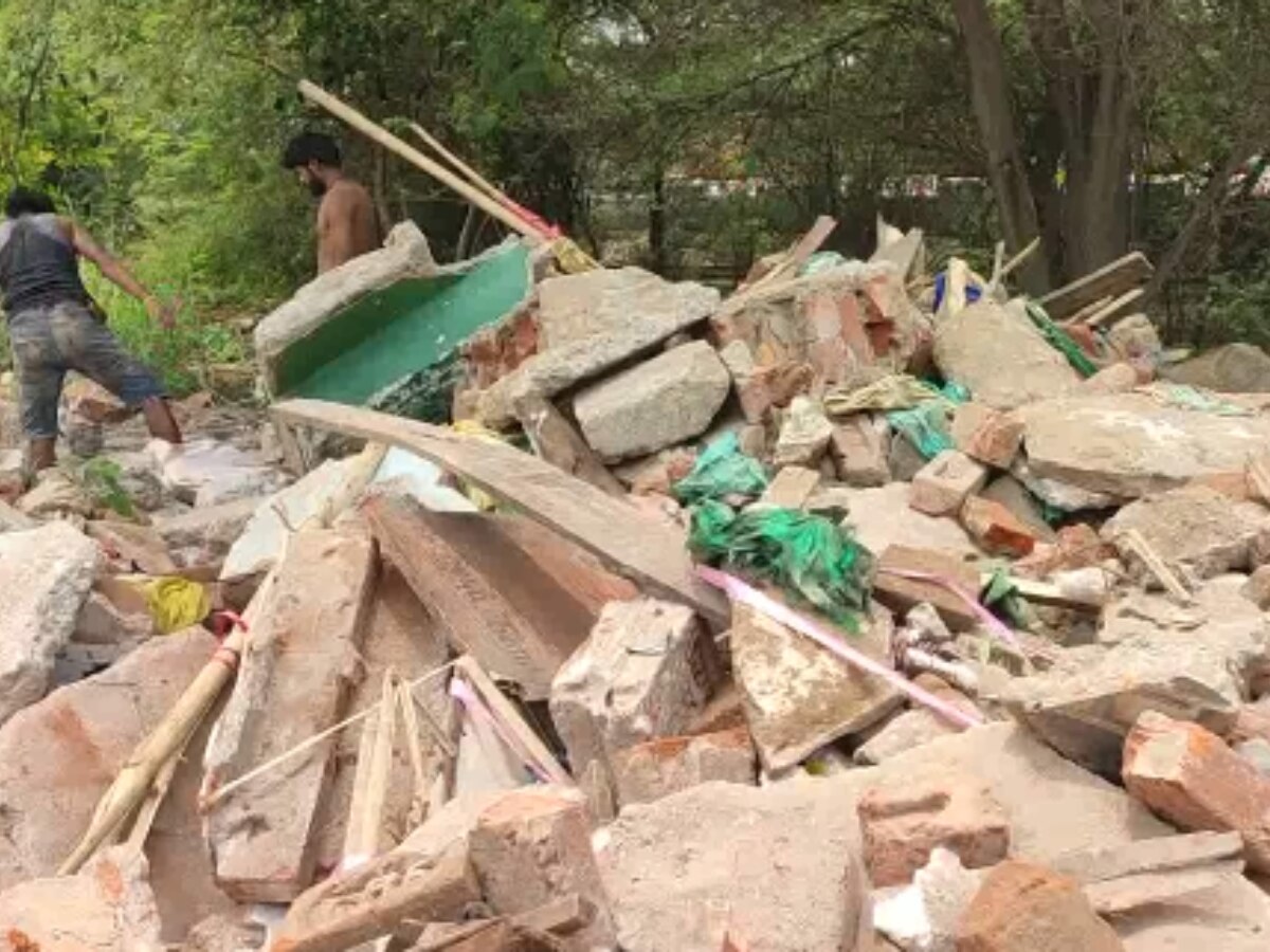 Temple Demolition: दिल्ली के भजनपुरा में मंदिर-मजार पर चला बुलडोजर, दरगाह के मलवे को वजीराबाजद के कब्रिस्तान में फेंका 
