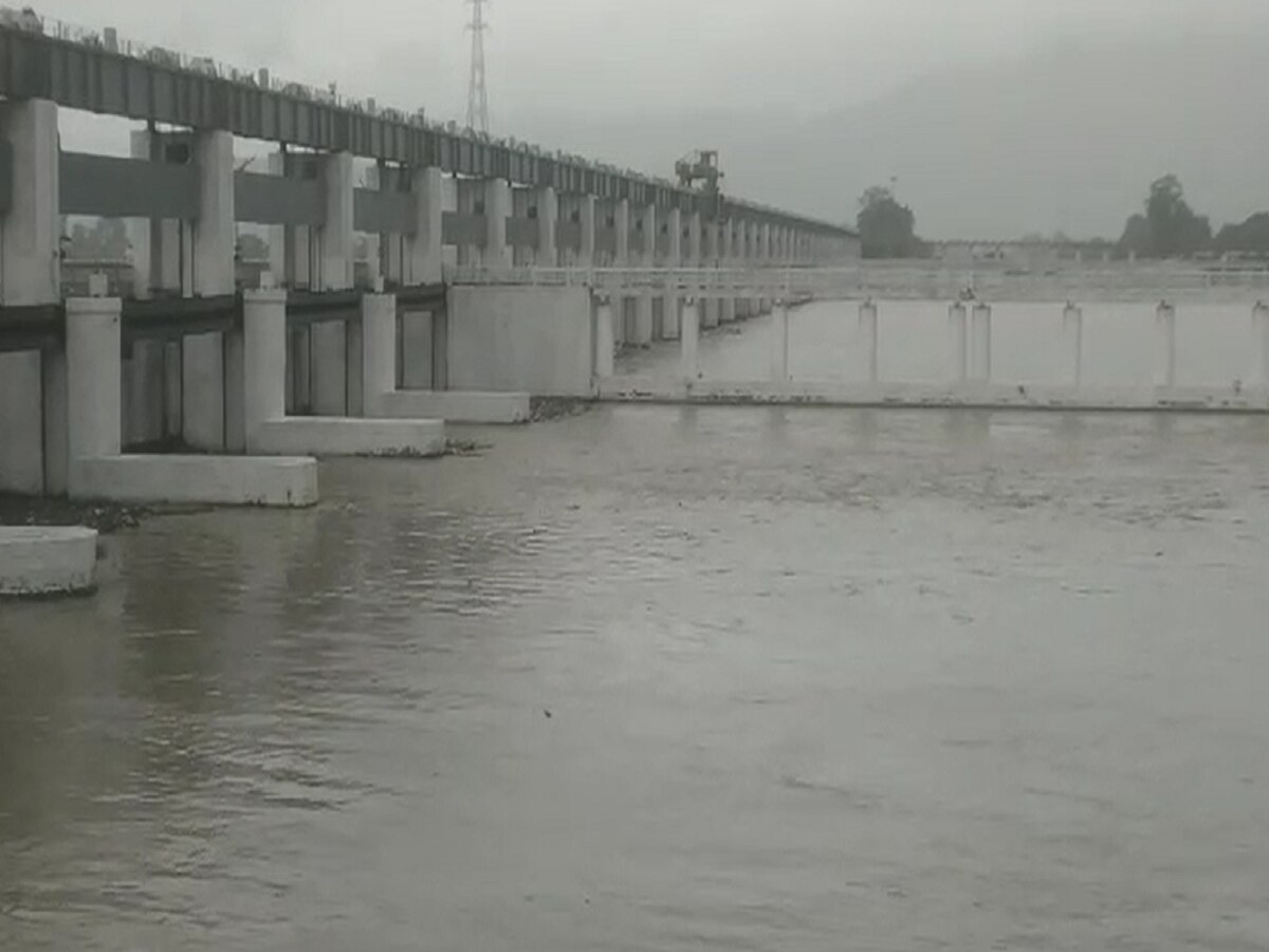 Bihar Flood: गंडक के जलस्तर में उतार चढ़ाव के बाद कटाव तेज, खेती वाली जमीन नदी में समाहित