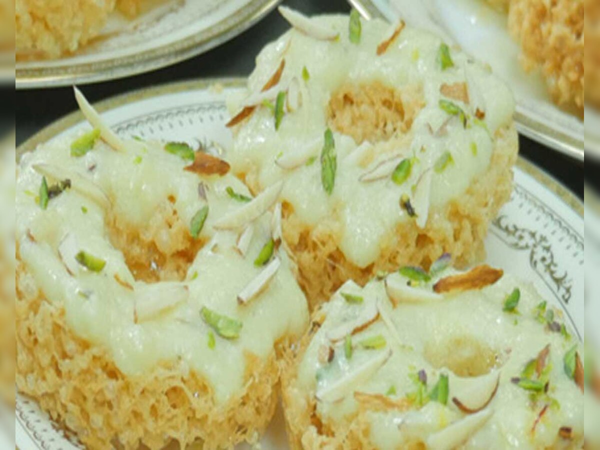 Malai Ghevar Recipe: घर पर आसानी से बनाएं राजस्थानी मलाई घेवर, सावन में उठाएं लुत्फ