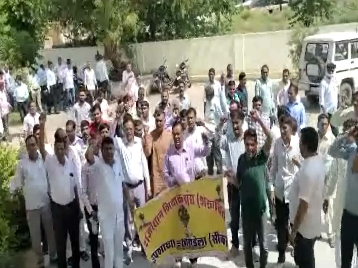 Sikar: शिक्षकों ने उपखंड कार्यालय पर किया विरोध प्रदर्शन,बहिष्कार का लिया निर्णय