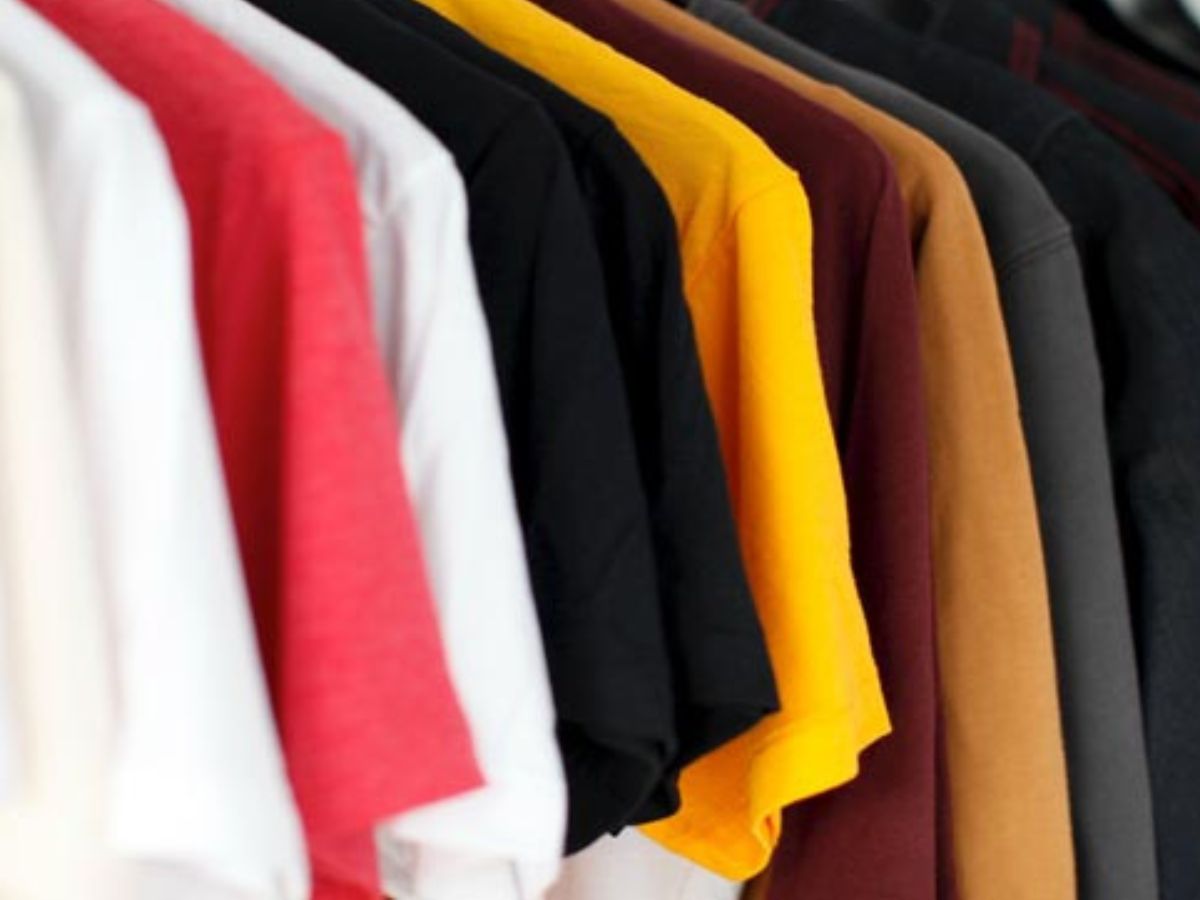 What to do with old clothes as per vastu फटे पुराने कपड़ों का न करें