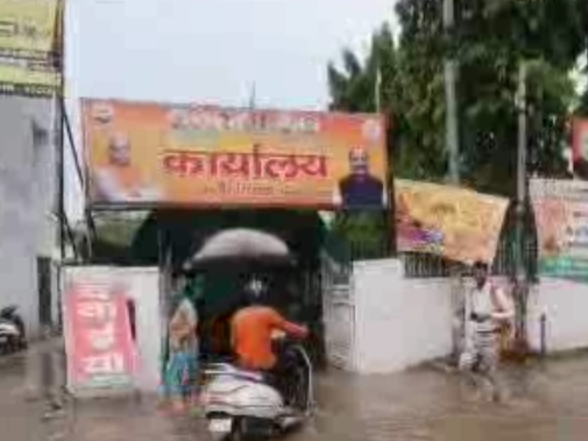 Gurugram: बारिश के बाद BJP विधायक के ऑफिस के बाहर सड़क बनी दरिया, खुली प्रशासन की पोल  