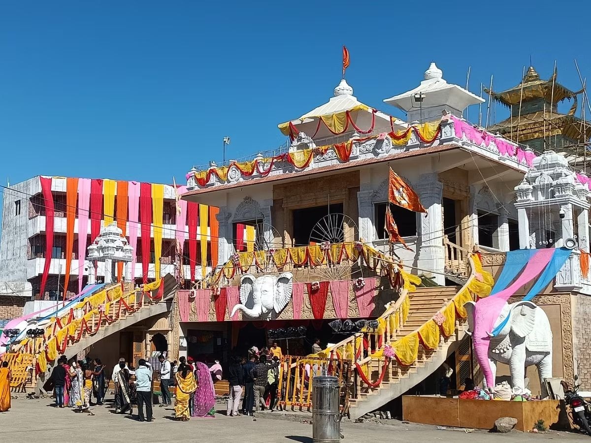 Sehore: पं. प्रदीप मिश्रा के कुबेरेश्वर धाम में महिलाओं से मारपीट, लाठी-डंडों से की पिटाई