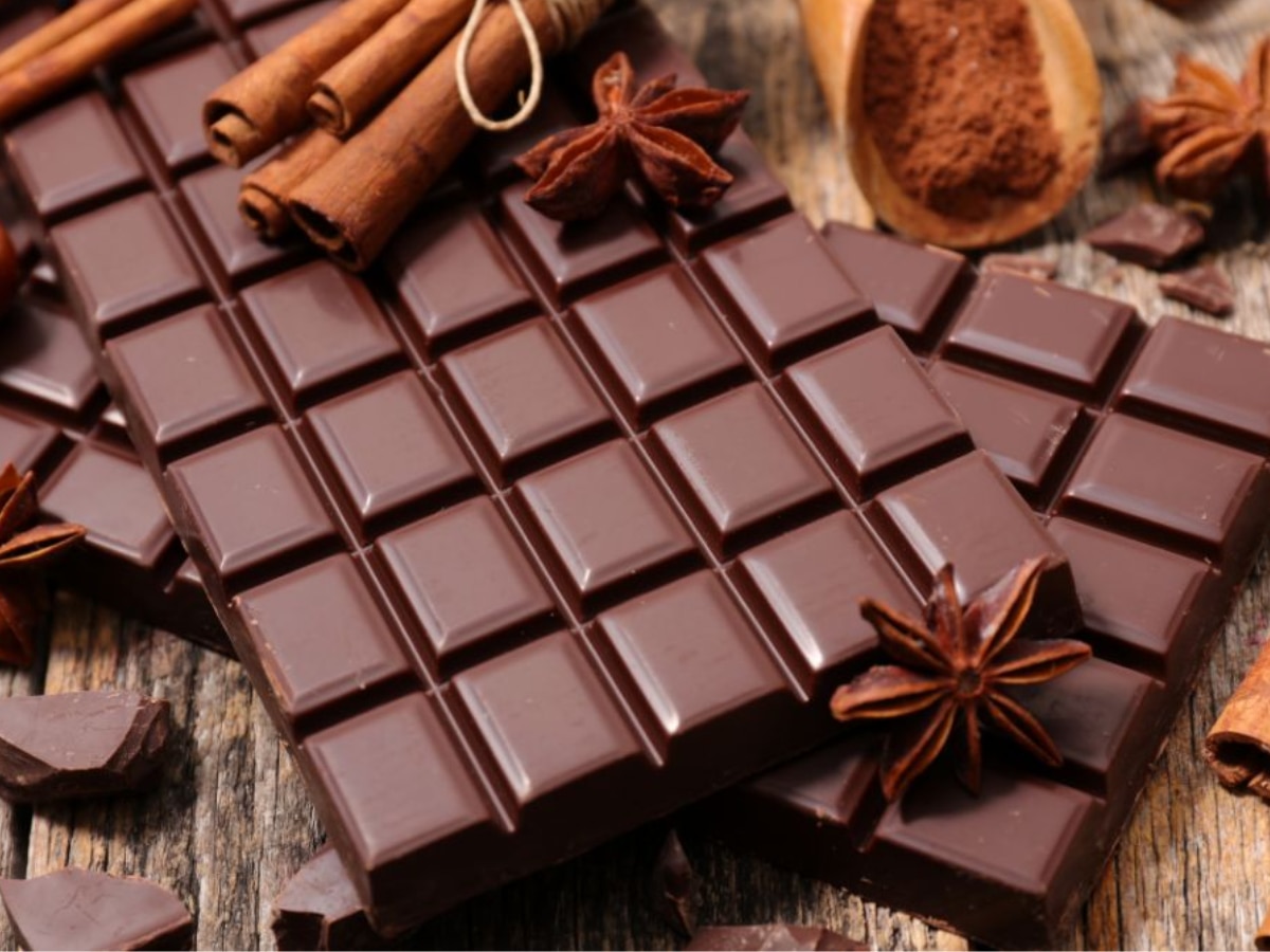 World Chocolate Day 2023: वर्ल्ड चॉकलेट डे के दिन अपने पार्टनर को भेजें ये खास शायरी, करें रिश्तों की नई शुरुआत 