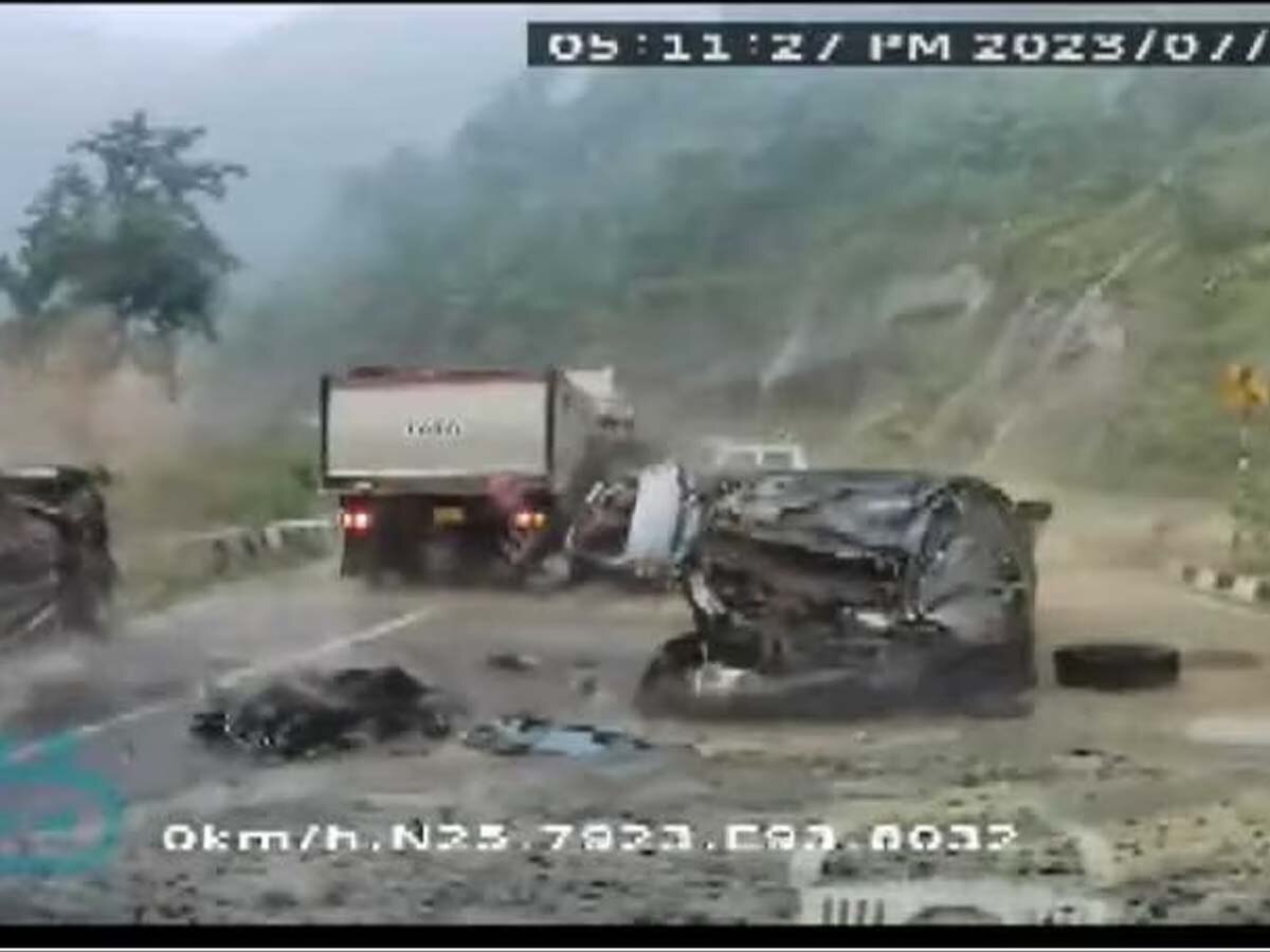 Video: भारी पत्थर गिरने से कार के उड़े परखच्चे, दो लोगों की मौके पर मौत, देखें 