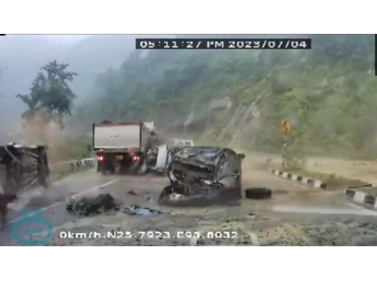 Nagaland Landslide Video: नगालैंड में पहाड़ से अचानक बरसी मौत, विशालकाय चट्टानों ने 3 कारों को कुचला; 2 लोगों की दर्दनाक मौत 