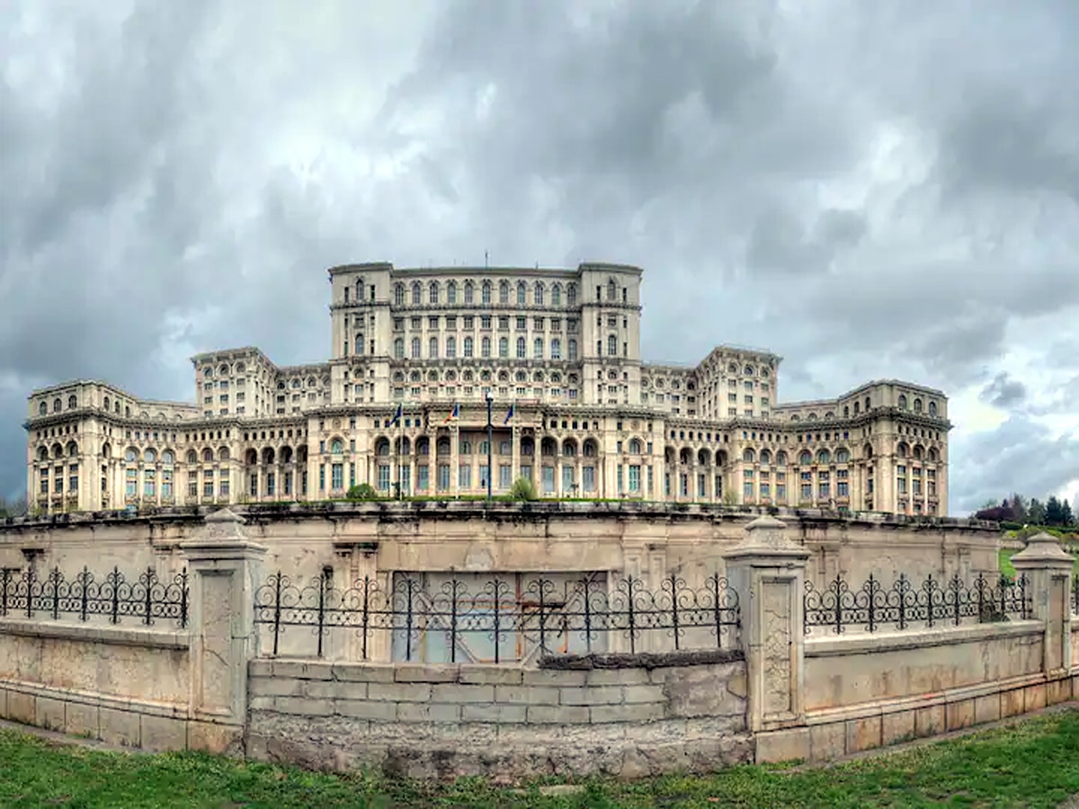 Worlds Heaviest Building: दुनिया की सबसे भारी इमारत, हर साल धंस रही जमीन में, बनाने में लग गए थे सालों