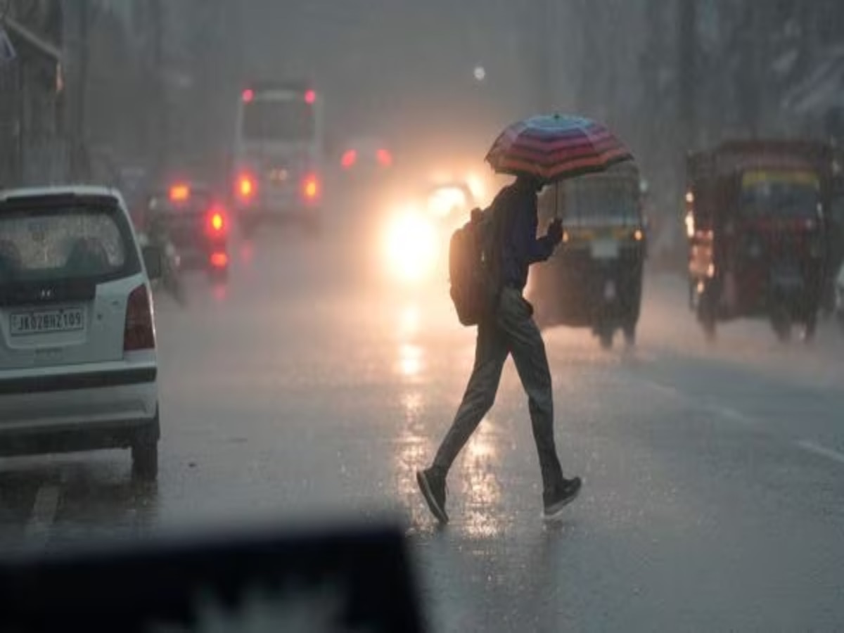 Delhi Rain: दिल्ली के कई इलाकों में बारिश, चिलचिलाती गर्मी से मिली राहत 