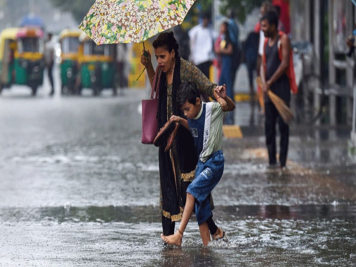Weather Report: लगातार बारिश; फिर भी उमस भरी गर्मी से हाल-बेहाल, जानें दिल्ली में कैसा रहेगा आज का मौसम?