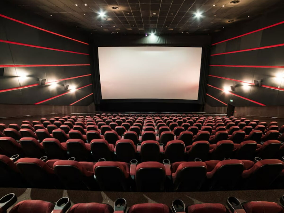 GST Council: सिनेमाघरों में मूवी देखने वालों को मिल सकती है राहत, खाने-पीने के सामान के घट सकते हैं दाम