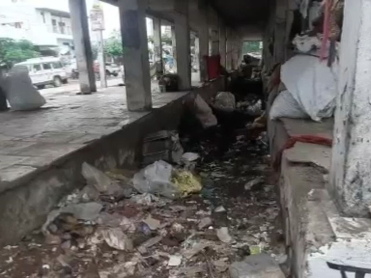 Banswara news Ghatol town's bus stand became a dustbin pile of filth ...