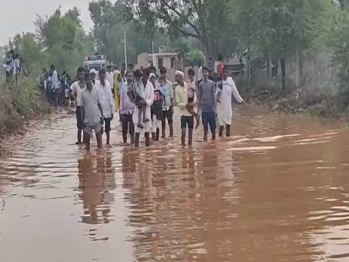 Dausa News: बारिश का जमा पानी दे रहा हादसों को न्यौता, छोटे बच्चे हो सकते हादसे का शिकार