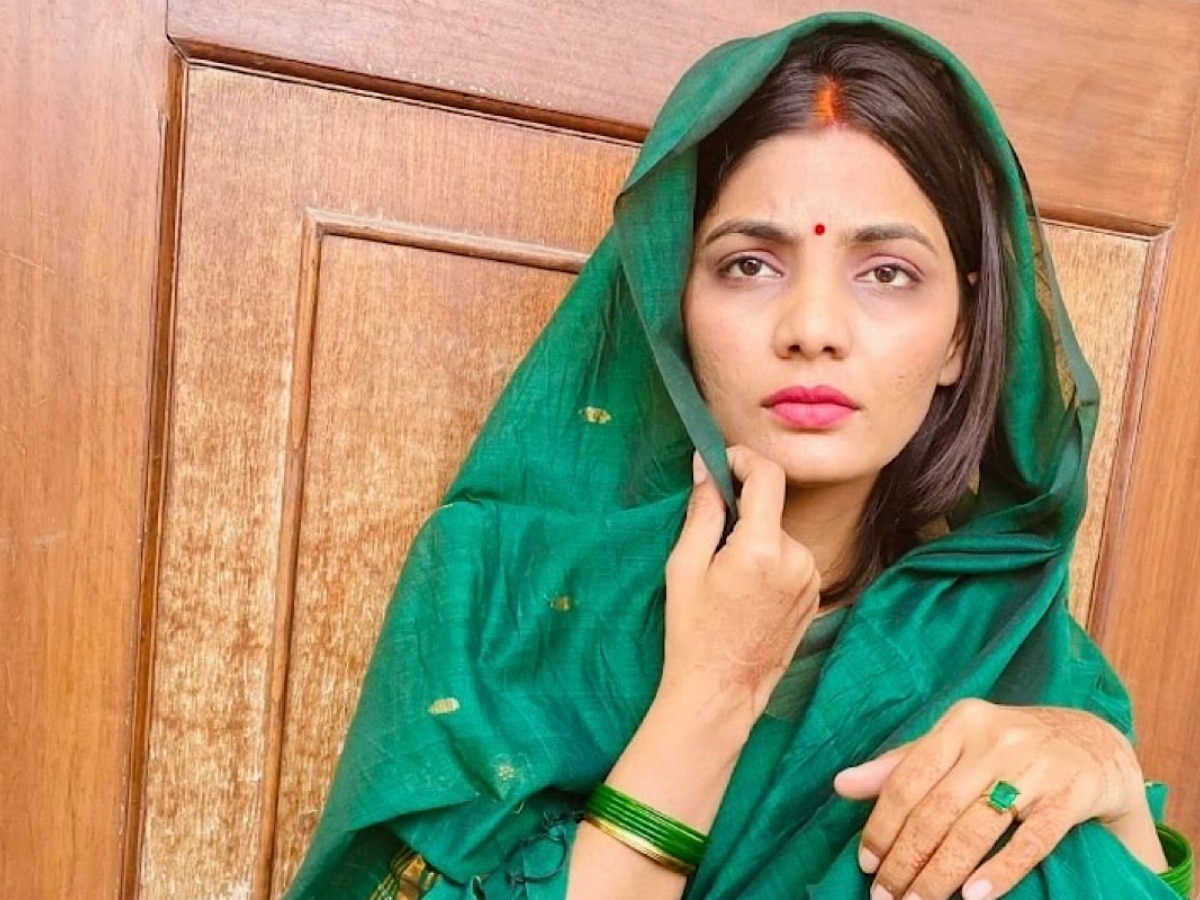 Bhojpuri singer Neha Singh Rathore booked over post on urination incident | Neha Singh Rathore: MP पेशाबकांड पर नेहा सिंह राठौर के इस ट्वीट से मचा बवाल, दर्ज हुई FIR; सिंगर ने