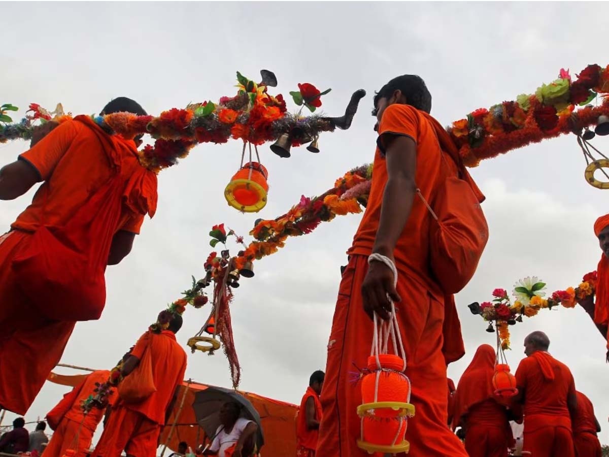 मुस्लिम परिवार शिव भक्तों के लिए बनाते हैं कांवड़, होती है इतनी कमाई