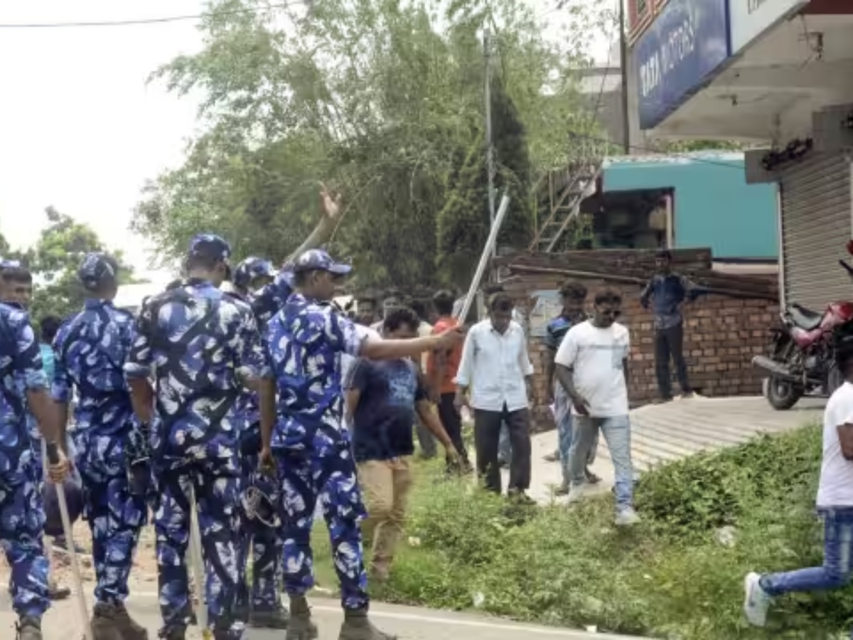 Bengal Panchayat Chunav: पश्चिम बंगाल में बेलगाम हुई हिंसा, वोटिंग के बीच 6 लोगों की हुई हत्या