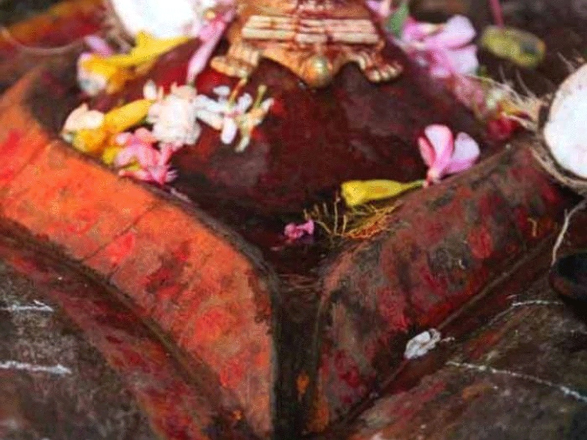 Kamakhya Devi Temple : वो मंदिर जहां प्रसाद में मिलता है रजस्वला का कपड़ा
