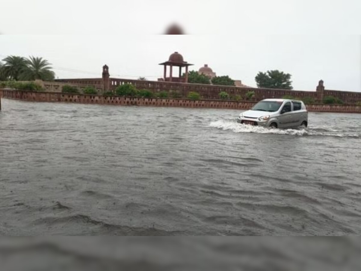 पहली बारिश में ही लखनऊ की सड़कें बनीं समंदर, सीएम की नाराजगी के बाद एक्शन में प्रशासन