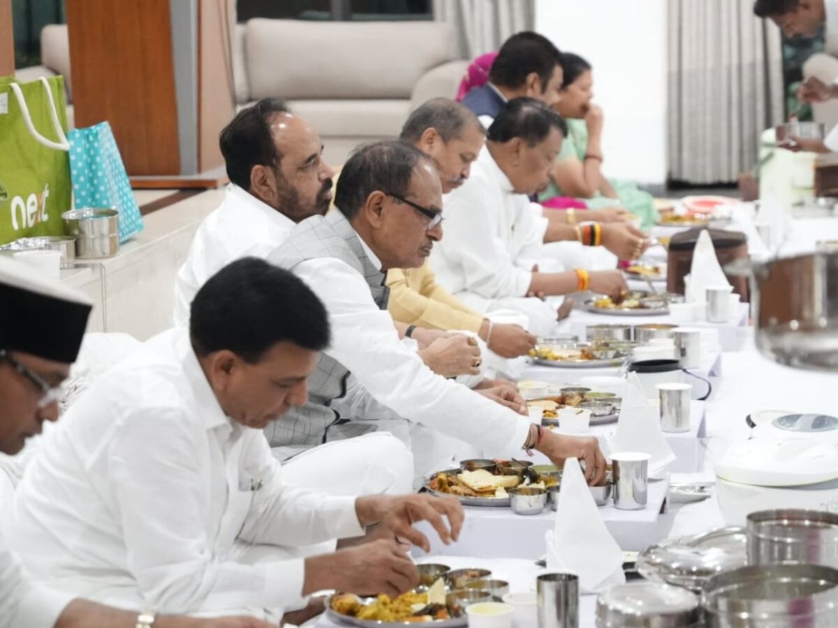 MP NEWS: मंत्रियों के साथ शिवराज की टिफिन बैठक, मुख्यमंत्री बोले- इतना खाया कि उठाने के लिए आदमी की जरूरत पड़ी 