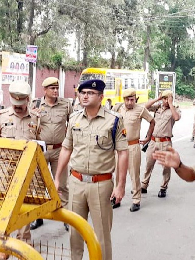 IAS-IPS Success Love Story : अनोखी प्रेम कहानी है इस IAS-IPS कपल की, एक साथ की पूरी ट्रेनिंग! जानिए यहां पूरी कहानी 1 IAS-IPS Success Love Story: This IAS-IPS couple has a unique love story, having completed their entire training together! Learn the full story here.