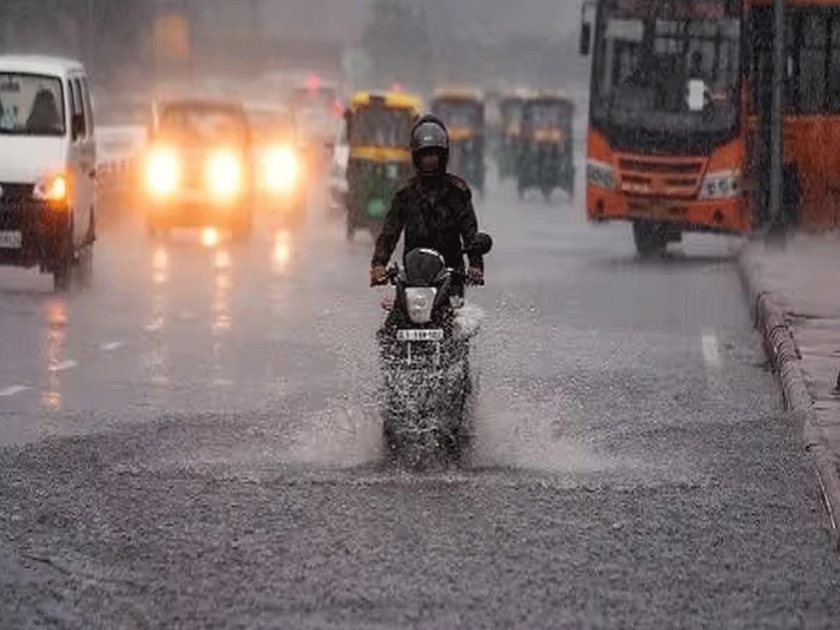 Delhi Weather: दिल्ली में भारी बारिश; जलजमाव से लोग परेशान, IMD ने अलर्ट किया जारी  