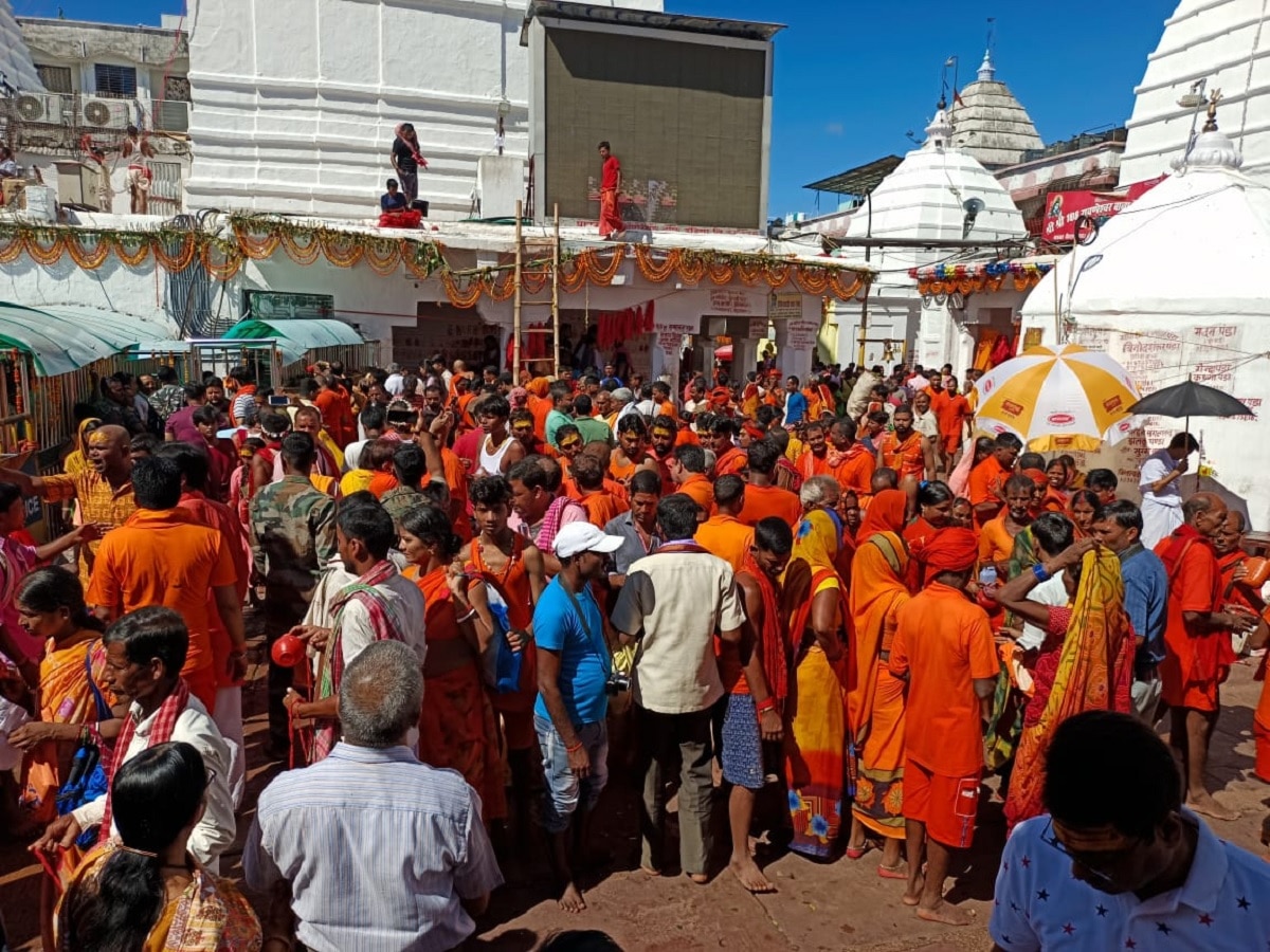 पवित्र श्रावण माह में प्रशासन की दिख रही लापरवाही, सड़क पर बह रहा गंदा पानी, श्रद्धालु हो रहे परेशान