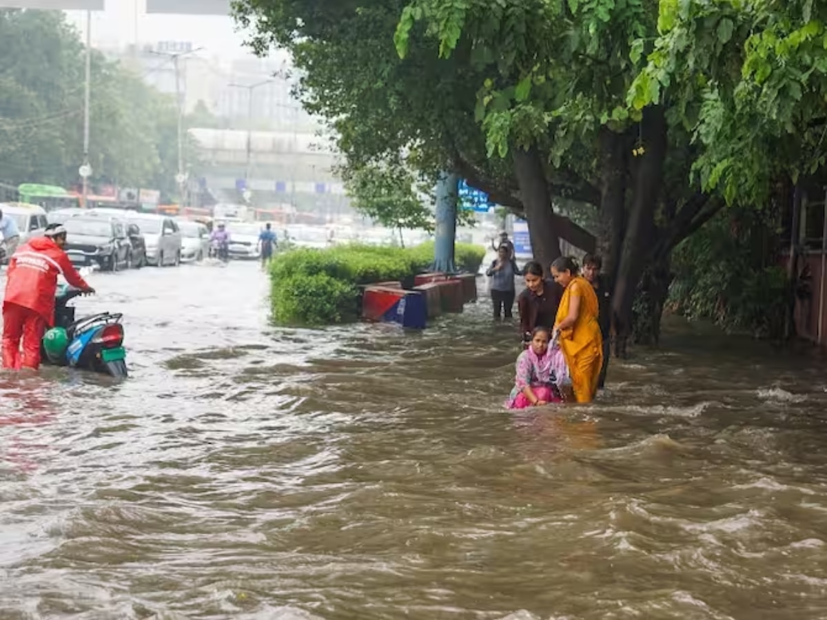 कई राज्यों में भारी बारिश से बिगड़े हालात, दिल्ली में अधिकारियों की छुट्टी हुई रद्द, गुरुग्राम समेत इन इलाकों का बुरा हुआ हाल
