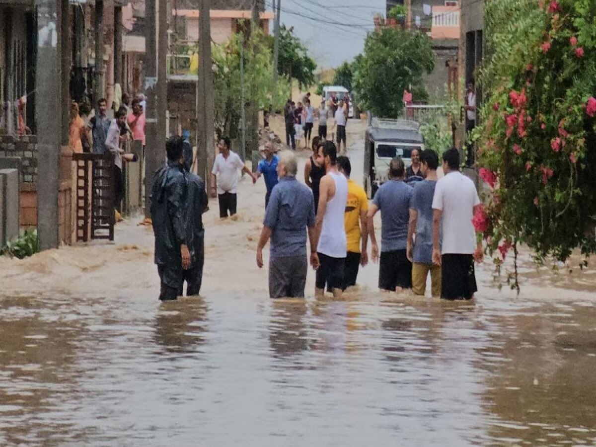 बारिश ने मचाई तबाही,  घरों में घुसा पानी,  प्रधानमंत्री आवास से वंचित है पीड़ित परिवार