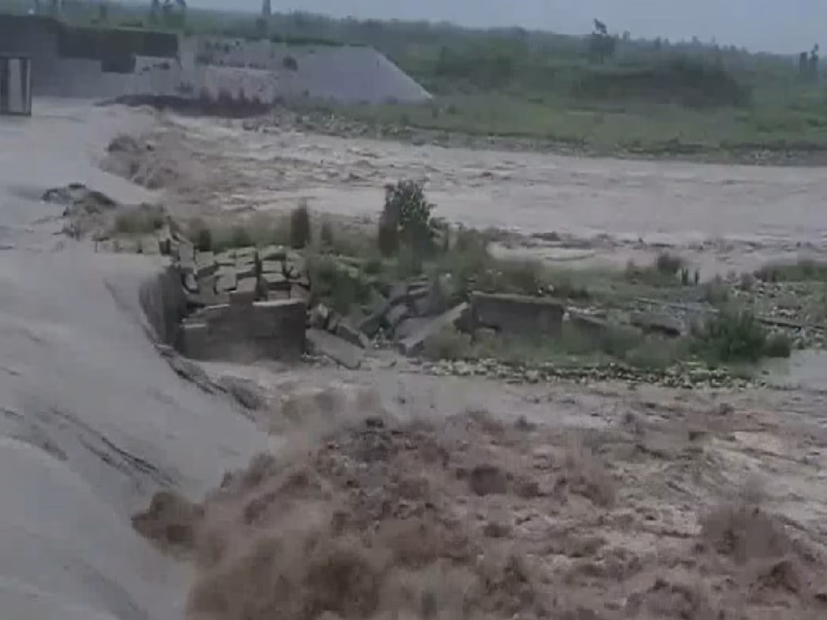 Yamunanagar News: हथिनी कुंड बैराज से छोड़ा गया पानी, आसपास के गांवों में आई बाढ़, 72 घंटों में दिल्ली में दिखेगा इसका असर 