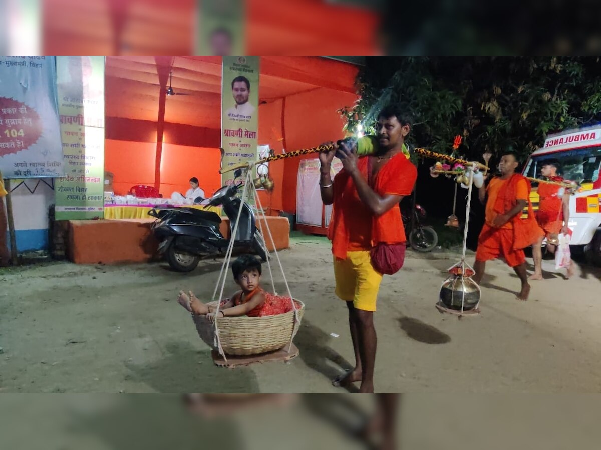 Kanwar Yatra 2023 sawan Baba Baidyanath fulfilled son mannat father did  such devotion everyone is surprised| Kanwar Yatra 2023: बाबा बैद्यनाथ ने की  बेटे की मन्नत पूरी, पिता ने की ऐसी भक्ति,