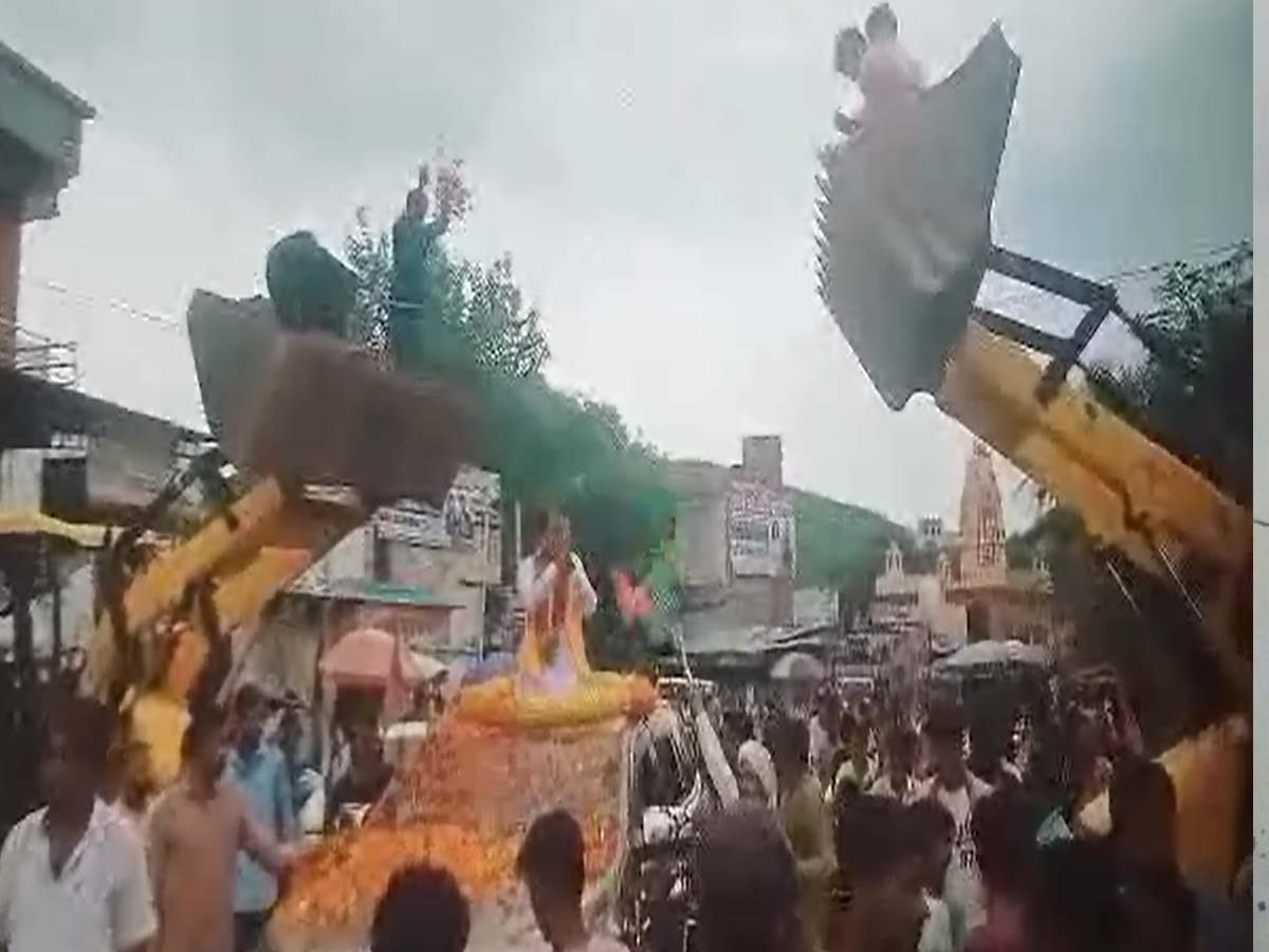 BJP के नेता जी पर JCB से समर्थकों ने की फूलों की वर्षा, नीमकाथाना के इस चौराहे पर देखते रहे लोग