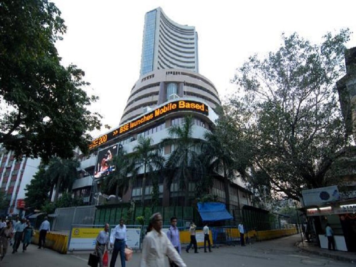 Sensex-Nifty हरे निशान में क्लोज, रिलायंस के शेयर रिकॉर्ड लेवल पर, Titan सबसे ज्यादा फिसला