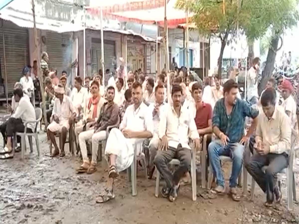 Bhilwara News: पण्डेर को तहसील मुख्यालय बनाने की मांग को लेकर ग्रामीणों ने किया बाजार बंद